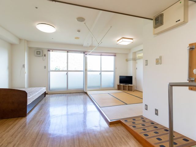 ゆとりある清潔な居室 居室 広々とした明るい空間のお部屋です。ベッドと畳のエリアがあり、自分の好みに合わせて快適な時間を過ごせます。
