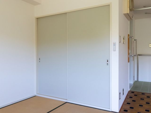 和室の大きな引き戸 収納 ゆとりを感じさせる居室の入口は、使いやすい大型の引き戸で、開放的な空間へのアクセスが容易です。サポートが必要な方も快適にお過ごし頂ける設計になっております。