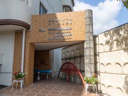 エントランスの明るい風景