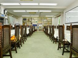 図書が並ぶ明るい食堂
