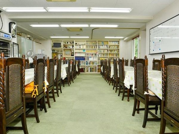 図書が並ぶ明るい食堂