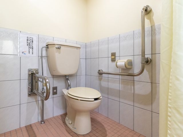 バリアフリートイレ トイレ 安全な手すりが設けられた清潔なトイレです。こちらは、ご高齢の方や身体の不自由な方でも安心してご利用いただける配慮がされています。