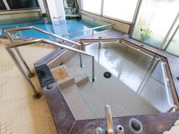 手すり付き浴槽