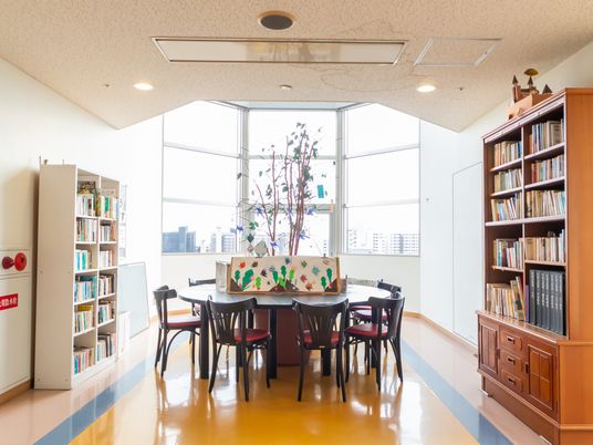 書棚のある多目的室