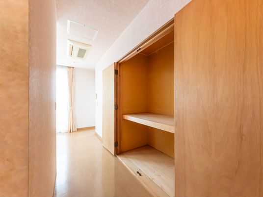木製扉の廊下
