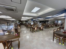 広々とした明るい食堂
