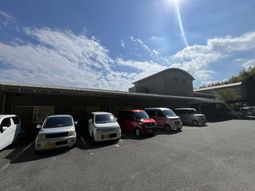 広々とした駐車場の外観