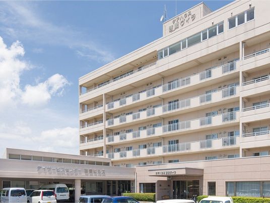 多層の建物外観  