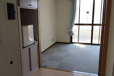 明るい窓の居室