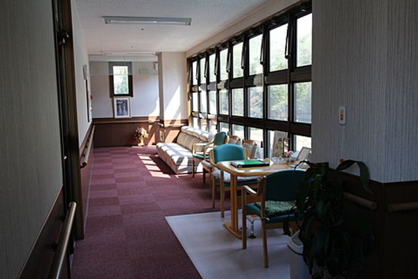 自然光が差し込む廊下