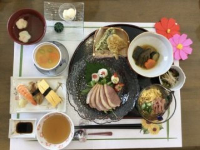 彩り豊かな料理 料理 見た目にも美しい料理が並ぶテーブルで、職場の食事作りに興味を持てます。