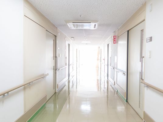 明るく清潔な廊下