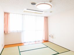明るい和室の一角