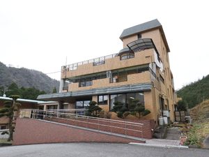 山あいの建物外観