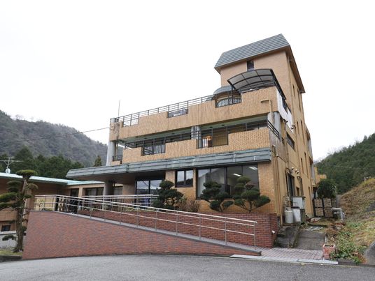 山あいの建物外観