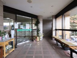 エントランスの明るい風景
