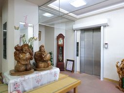 エレベーター前の廊下とオブジェ