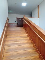 木製の明るい階段