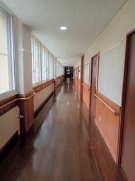 明るい通路の風景