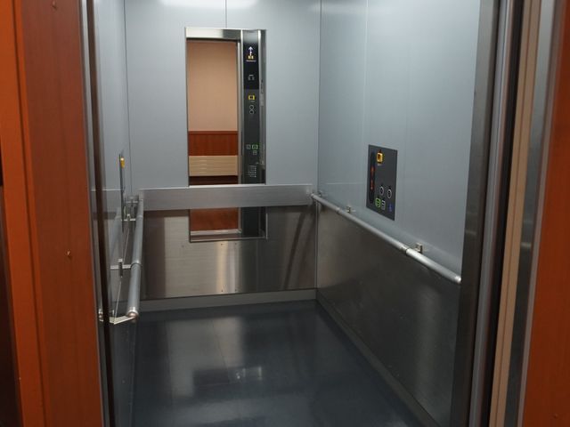 広々としたエレベーター エレベーター 床の光沢が美しいエレベーターは、車椅子でもご利用しやすい設計です。安心して移動ができる明るい空間です。