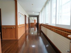 広々とした明るい廊下
