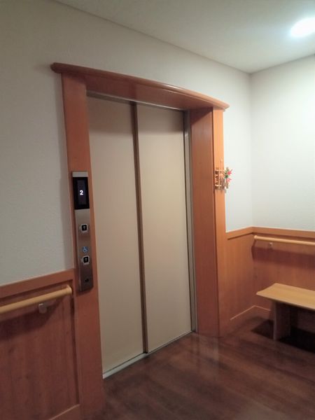 清潔なエレベーターの入口