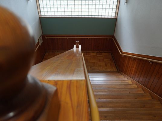 安らぎの木目調廊下
