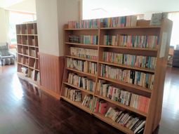 木製の本棚とリラックススペース