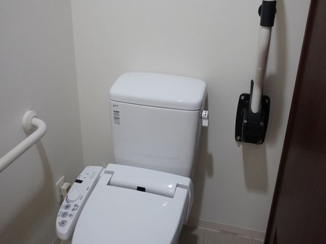 バリアフリー設計の洋式トイレ トイレ 手すりが備えられた清潔なトイレです。安心してご利用いただける工夫がされています。
