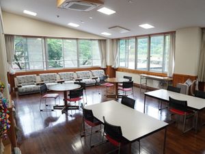 広々とした明るいラウンジ