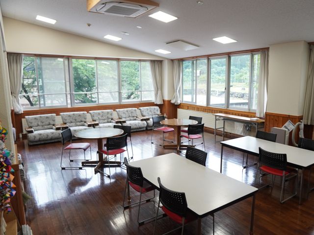 広々とした明るいラウンジ ラウンジ ゆったりとしたソファが配置されたラウンジです。大窓から自然光が入り、心地よい空間で寛げます。
