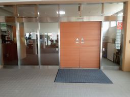 入口の自動ドアとAED