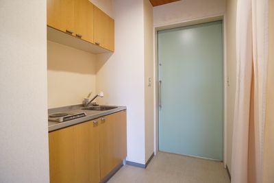 洗面台とドアのある部屋