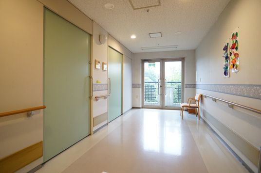 廊下と採光のドア