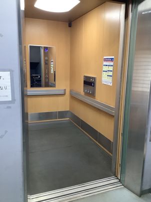 広々としたエレベーター