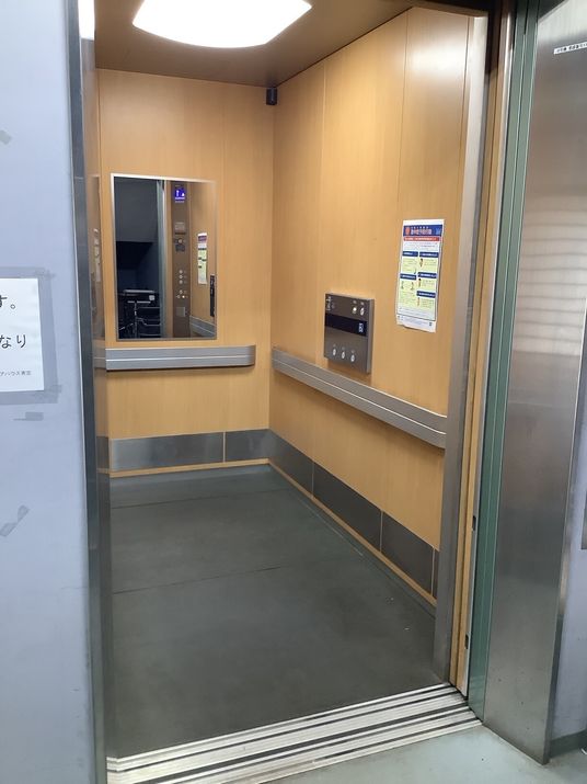 広々としたエレベーター