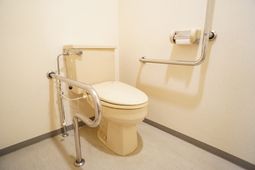 手すり付きの洋式トイレ
