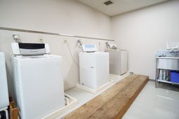 洗濯機並ぶ室内