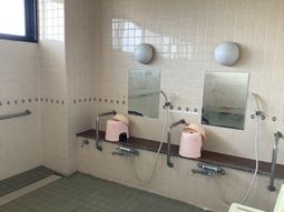 清潔な洗面台が並ぶ空間
