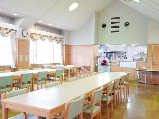 明るい食堂の室内