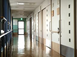 明るい廊下の風景