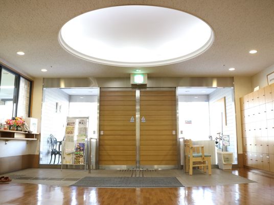 エントランスの明るい空間