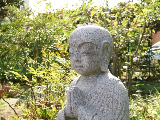 石造りの小さな坐像