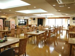 広々とした明るい食堂