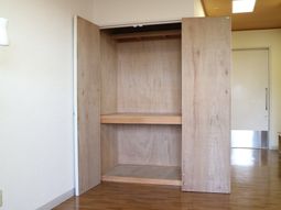 木製の空のクローゼット