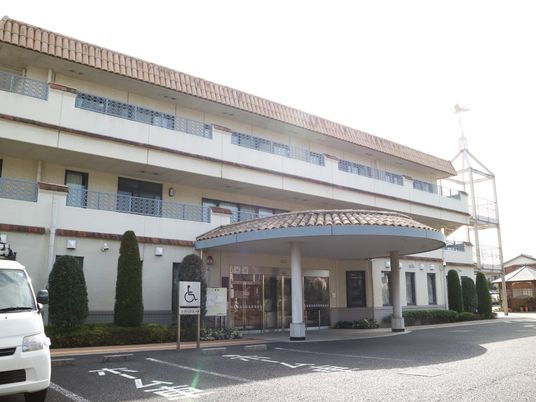 白壁の建物とエントランス