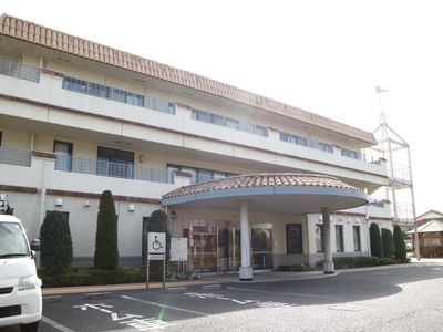 白壁の建物とエントランス