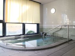 バリアフリーの明るい浴室