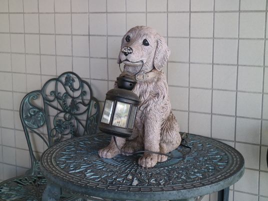 テーブル上の犬のオブジェ