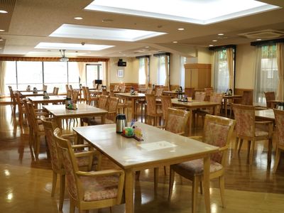 広々とした明るい食堂